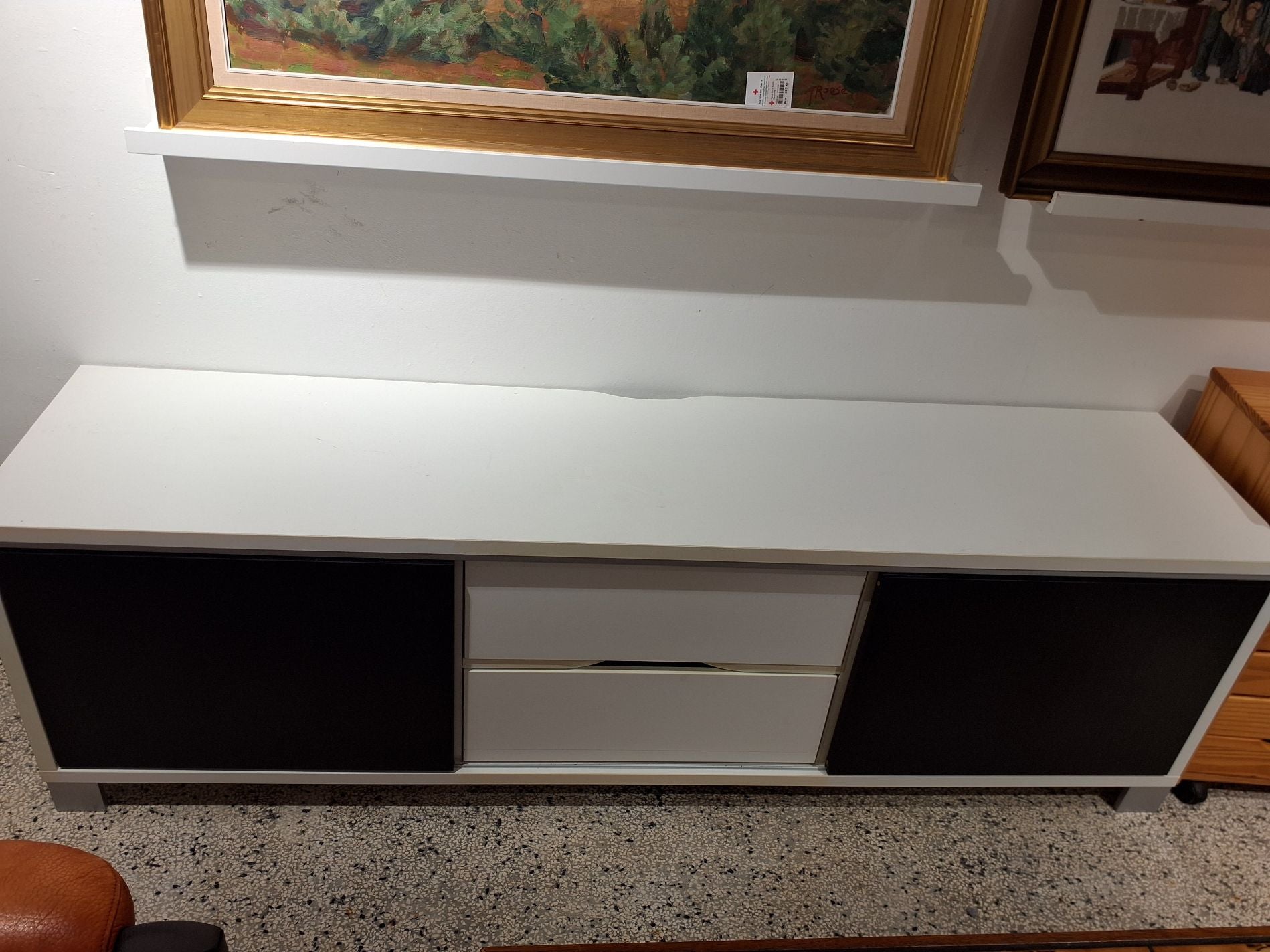 (2642) TV bord m. skab